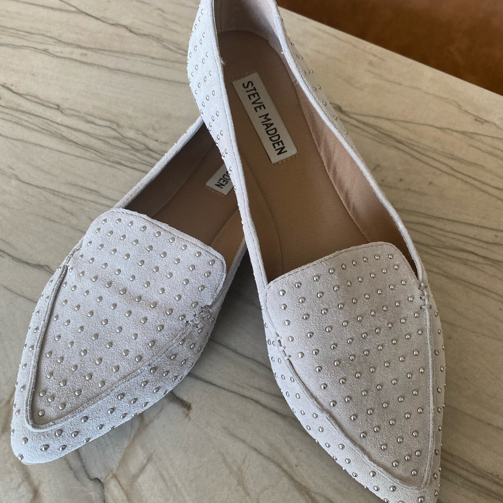 Steve Madden Feather studded loafer size 8.5 light grey suede